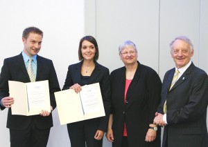 Die Träger des DWV-Innovationspreises 2013: Kuhn (v.l.) und I. Zwanziger mit B. Scheppat und J. Töpler
