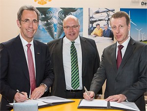 Kohler (l.) und Diwald (r.) unterzeichnen die Kooperationsvereinbarung, in der Mitte: Altmaier, Foto: dena