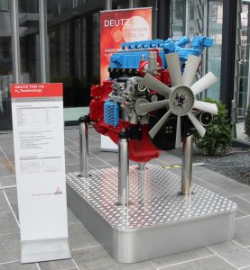 H2-Motor im Foyer der Deutz-Hauptverwaltung in Köln-Portz.