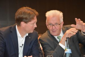 Daimler-Chef Ola Källenius mit Ministerpräsident Winfried Kretschmann (r.)