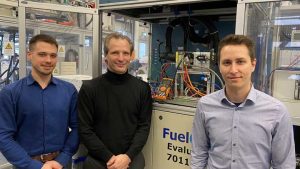 Das EH2C-Team Kai Tornow, Prof. Dr.-Ing. Sven Schmitz und Christian Geml (v.l.n.r.) im Wasserstoff- und Brennstoffzellenlabor der DHBW Mannheim